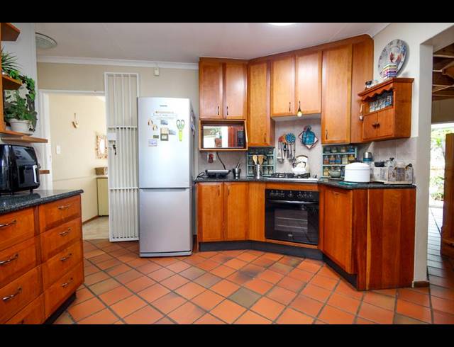 4 BEDROOM TOWNHOUSE FOR SALE IN ROOIHUISKRAAL NORTH